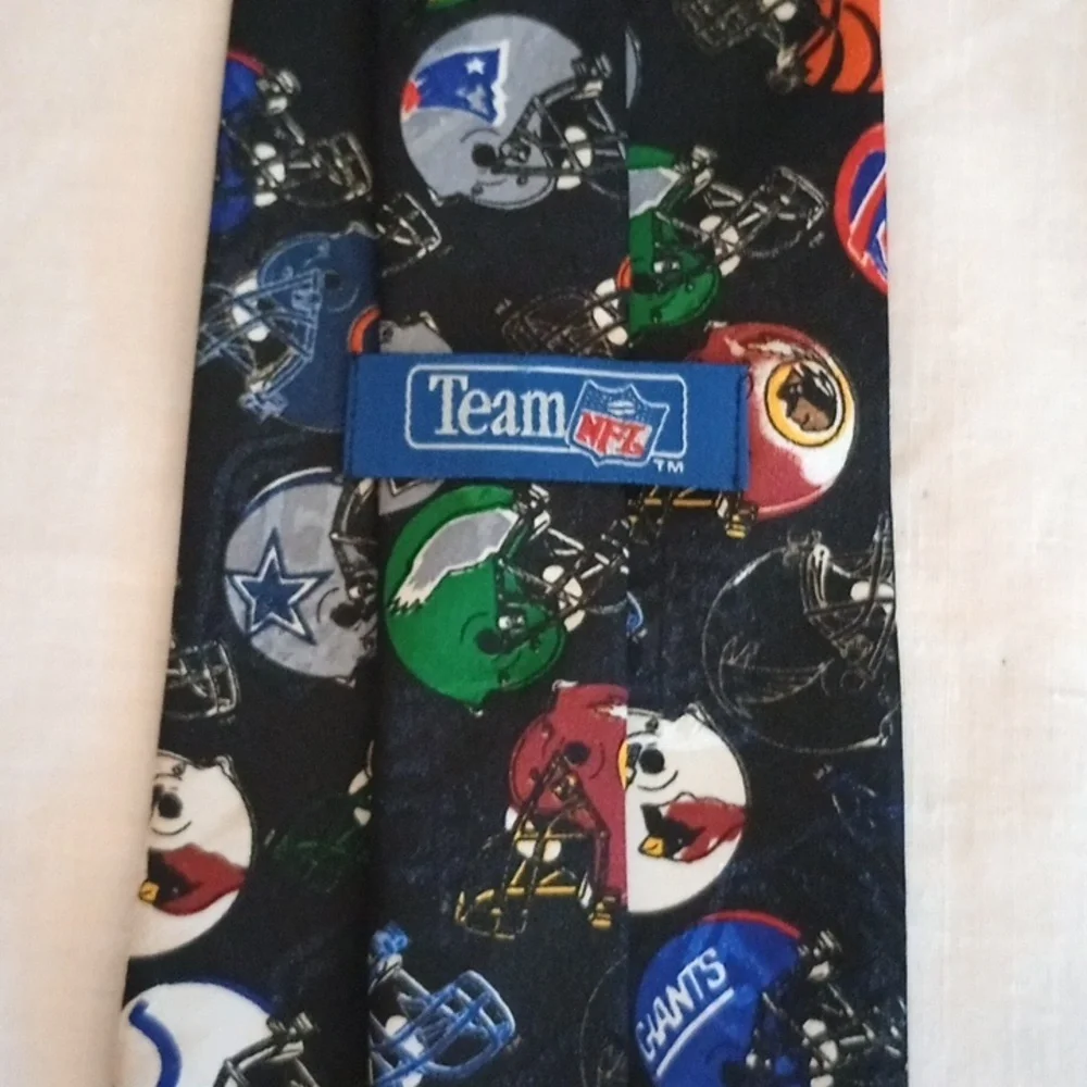 FOUR GREAT TIES: TOMMY HILFIGER,  TEAM NFL, PRESTIGE, PRESWICK & MOORE - Picture 3 of 5